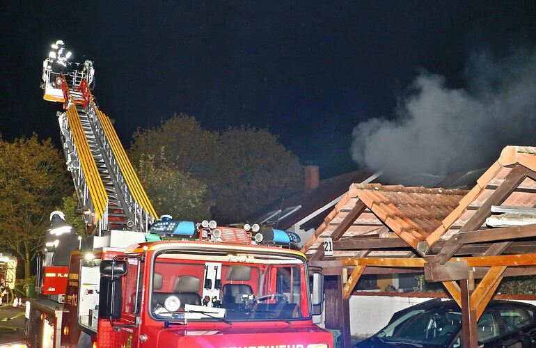 Starker Rauch drang aus dem Gebäude. Starker Rauch drang aus dem Gebäude.