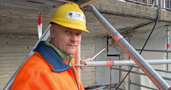 Ronald Stolz deutet auf eine Schwachstelle der Brücke: An dieser Fuge dringt Wasser ein, der bröckelnde Beton musste ausgebesser Ronald Stolz deutet auf eine Schwachstelle der Brücke: An dieser Fuge dringt Wasser ein, der bröckelnde Beton musste ausgebessert werden.