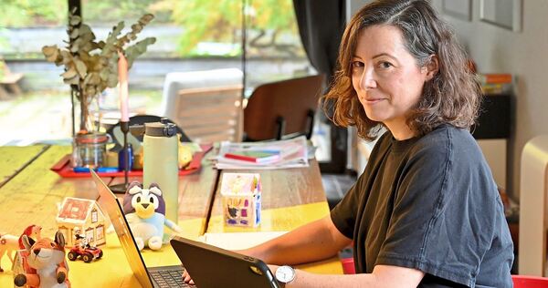Zwischen Spielzeug, Kaffeetassen und Haushalt betreibt Christina Häußler eine Marketingagentur und wälzt Gemeinderatsunterlagen. Zwischen Spielzeug, Kaffeetassen und Haushalt betreibt Christina Häußler eine Marketingagentur und wälzt Gemeinderatsunterlagen.