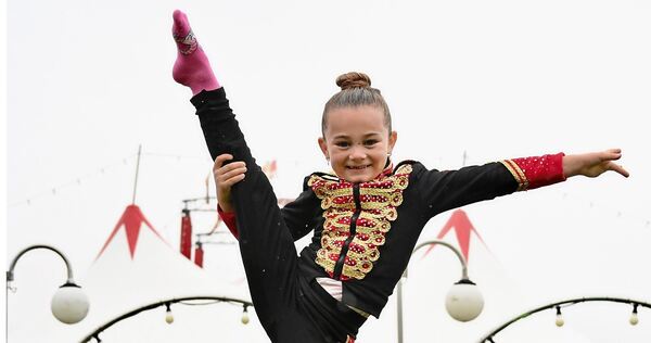 Der jüngste Star des „Circus Edmund Kaiser“: die fünfjährige Artistin Madison Summer, gehalten von ihrem Onkel Marlon. Der jüngste Star des „Circus Edmund Kaiser“: die fünfjährige Artistin Madison Summer, gehalten von ihrem Onkel Marlon.