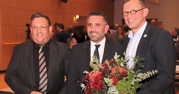 Der neue Bürgermeister Matthias Hirn mit seinem Vorgänger Klaus Reitze (links) und Oberbürgermeister Uwe Skrzypek. Foto: Albert Der neue Bürgermeister Matthias Hirn mit seinem Vorgänger Klaus Reitze (links) und Oberbürgermeister Uwe Skrzypek.