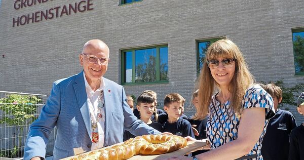 Martin Bernhard, hier mit Schulleiterin Kerstin Lemke bei der Einweihung der neuen Grundschule im Stadtteil Hohenstange vor weni Martin Bernhard, hier mit Schulleiterin Kerstin Lemke bei der Einweihung der neuen Grundschule im Stadtteil Hohenstange vor wenigen Monaten, geht bald in den Ruhestand.