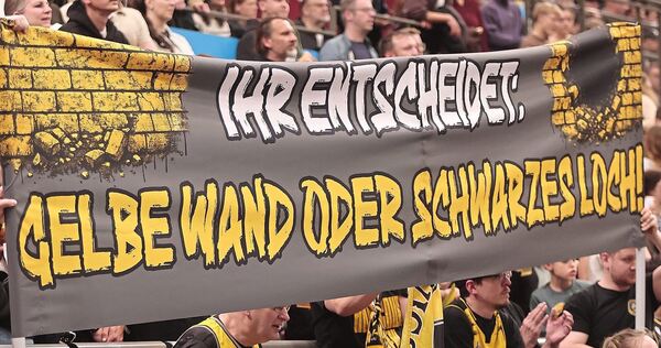 Gerichtet an die Vereinsführung: Riesen-Fans bei ihren Protesten im Mai. Gerichtet an die Vereinsführung: Riesen-Fans bei ihren Protesten im Mai.