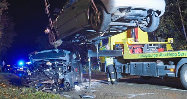 Zwei Autos waren in den Unfall auf der L1100 verwickelt. Zwei Autos waren in den Unfall auf der L1100 verwickelt.
