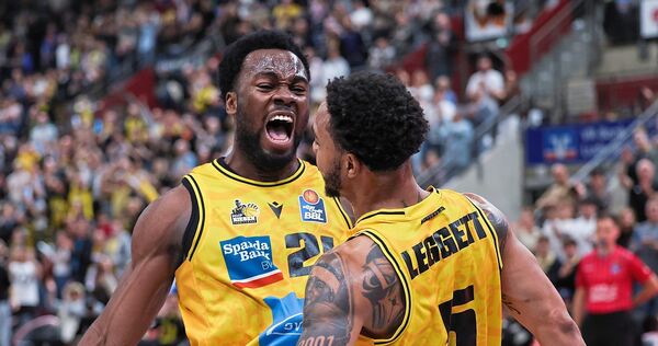 Korb gemacht, Spiel entschieden: Ish Leggett (rechts) holt sich das enthusiastische Lob von Mitspieler Maxwell Dongmo Temoka ab. Korb gemacht, Spiel entschieden: Ish Leggett (rechts) holt sich das enthusiastische Lob von Mitspieler Maxwell Dongmo Temoka ab.