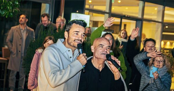 Giovanni und Bruno Zarella geben italienische Songs zum Besten. Giovanni und Bruno Zarella geben italienische Songs zum Besten.
