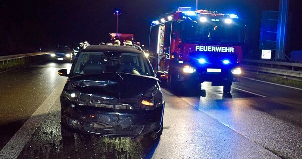 Die Feuerwehr Möglingen und der Rettungsdienst sind am Sonntagabend auf der A81 gefragt. Die Feuerwehr Möglingen und der Rettungsdienst sind am Sonntagabend auf der A81 gefragt.