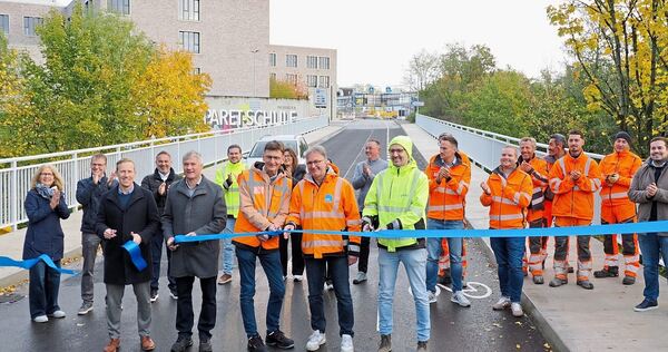 Das Band ist durchschnitten und die Brücke wieder für den Verkehr freigegeben. Auch Bürgermeister Jan Hambach (vorne links) grei Das Band ist durchschnitten und die Brücke wieder für den Verkehr freigegeben. Auch Bürgermeister Jan Hambach (vorne links) greift zur Schere.