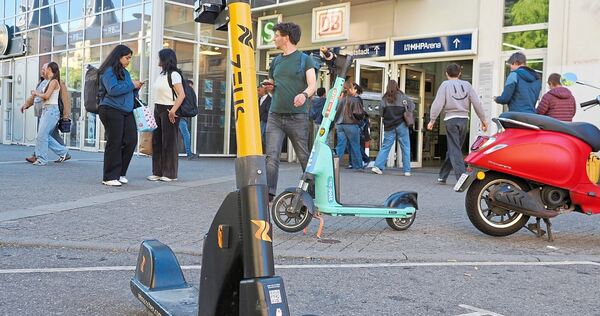 E-Scooter haben sich als Verkehrsmittel etabliert. In Ludwigsburg soll es künftig weiter zwei Anbieter von Miet-E-Scootern geben E-Scooter haben sich als Verkehrsmittel etabliert. In Ludwigsburg soll es künftig weiter zwei Anbieter von Miet-E-Scootern geben.