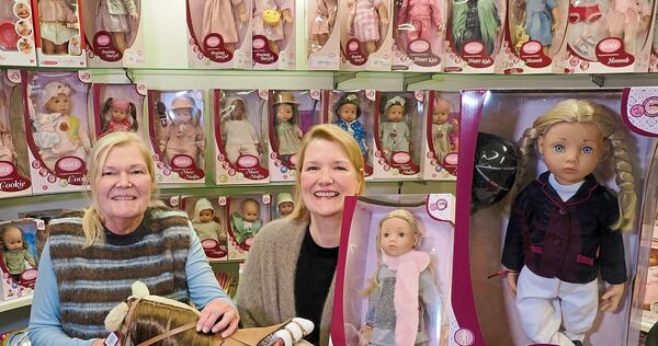 Britta (links) und Silke Zinthäfner wissen, was großen und kleinen Kindern gefällt. Britta (links) und Silke Zinthäfner wissen, was großen und kleinen Kindern gefällt.