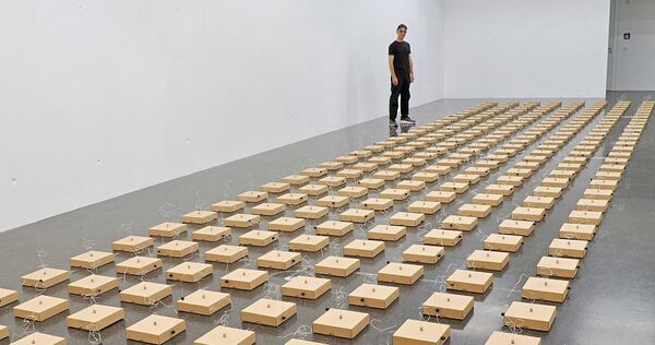 Bleibt bei Presseterminen gerne im Hintergrund: Zimoun präsentiert seine ungewöhnliche Klanginstallation im Kunstverein Ludwigsb Bleibt bei Presseterminen gerne im Hintergrund: Zimoun präsentiert seine ungewöhnliche Klanginstallation im Kunstverein Ludwigsburg.
