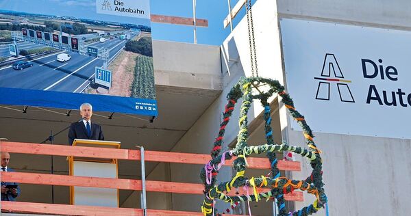 Bundesverkehrsminister Steffen Bilger freut sich über den „besonderen Ort“ so hoch oben für seine Rede. Bundesverkehrsminister Steffen Bilger freut sich über den „besonderen Ort“ so hoch oben für seine Rede.