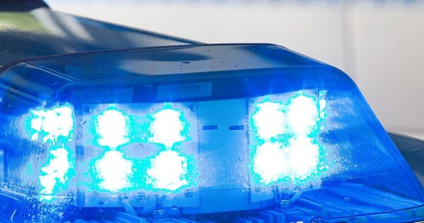 Das Blaulicht eines Polizeifahrzeugs blinkt. Das Blaulicht eines Polizeifahrzeugs blinkt.