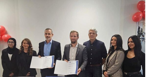 Oliver Schmider (von links), Bernhard Schanz (Ausbildungsreferent Helu Kabel) und Heiko Mertel (IHK, Bezirkskammer Ludwigsburg) Oliver Schmider (von links), Bernhard Schanz (Ausbildungsreferent Helu Kabel) und Heiko Mertel (IHK, Bezirkskammer Ludwigsburg) umringt von Schülerinnen des Berufskollegs Übungsfirma.
