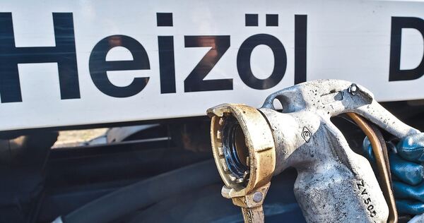 Weil Heizöl deutlich teurer geworden ist, bestellen viele Kunden derzeit nur kleinere Mengen für ihre Heizung. Weil Heizöl deutlich teurer geworden ist, bestellen viele Kunden derzeit nur kleinere Mengen für ihre Heizung.