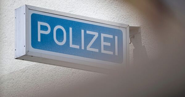 Die Polizei sucht Zeugen. Die Polizei sucht Zeugen.