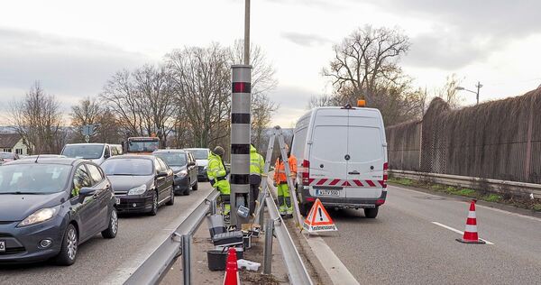 Vor sieben Jahren wurde die Lasersäule zwischen den B27-Fahrbahnen an der südlichen Ortsausfahrt Ludwigsburg aufgestellt, und im Vor sieben Jahren wurde die Lasersäule zwischen den B27-Fahrbahnen an der südlichen Ortsausfahrt Ludwigsburg aufgestellt, und im April 2025 während der Baustelle abgebaut. Die Stelle ist aber weiter leer.