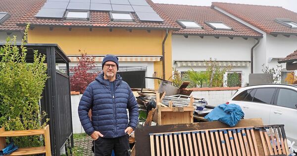 „Es hat uns mit voller Breitseite getroffen“: Klemens Kißner vor seinem Haus in Tamm. Die Spuren der Brandnacht sind noch allgeg „Es hat uns mit voller Breitseite getroffen“: Klemens Kißner vor seinem Haus in Tamm. Die Spuren der Brandnacht sind noch allgegenwärtig.