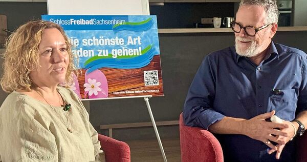 Nicole Klingler und Axel Griesbaum vom Vorstand des Trägervereins für das Schlossfreibad auf der Newscouch. #SchlossfreibadSachsenheim